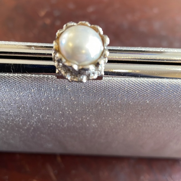 Vintage silver clutch with chain and clasp detail - Picture 2 of 7